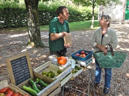 La Borne. March du samedi matin. Pascal Baudens et une cliente parlent tomates.