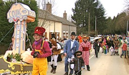 La Borne, carnaval 2009. Le cortge dmarre.