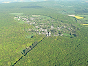 La Borne dans sa clairière, vue générale. En bas, la route d'Henrichemont.