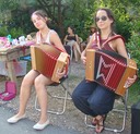 La Borne, brocante 2009 sous le soleil et en musique. Anna et Emmanuelle, venues tout droit du Conservatoire de musique d'Henrichemont...