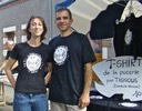 Béatrice et Guénaël, de l'association Les puces en fête (qui organise la brocante) présentent le T shirt "spécial pucerie".